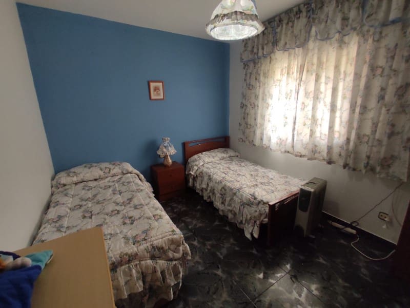 3 soveværelse Byhus til leje i Sayalonga med garage - € 700 (Ref: 8181961)