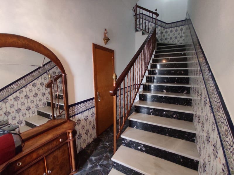 3 soveværelse Byhus til leje i Sayalonga med garage - € 700 (Ref: 8181961)