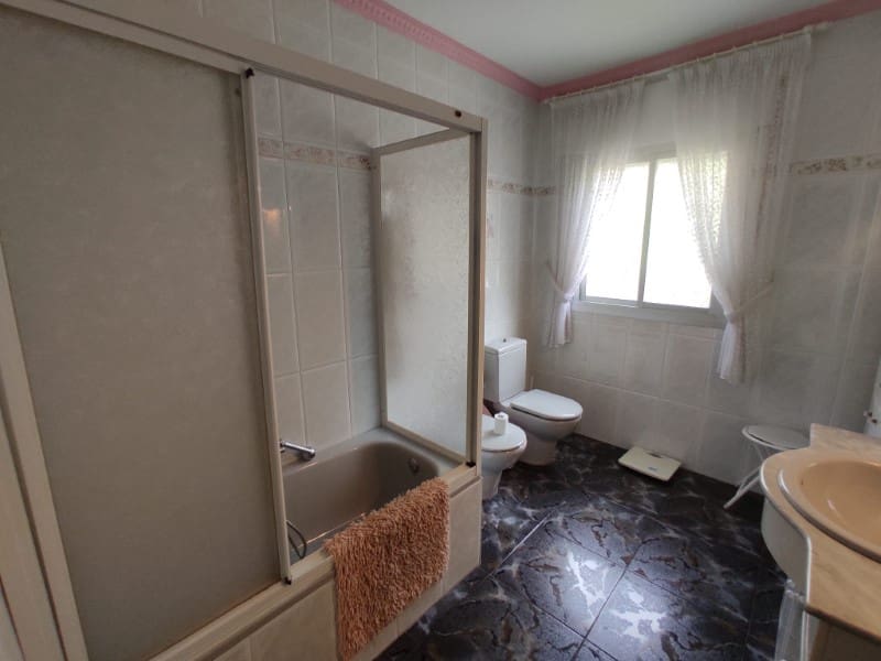 3 soveværelse Byhus til leje i Sayalonga med garage - € 700 (Ref: 8181961)