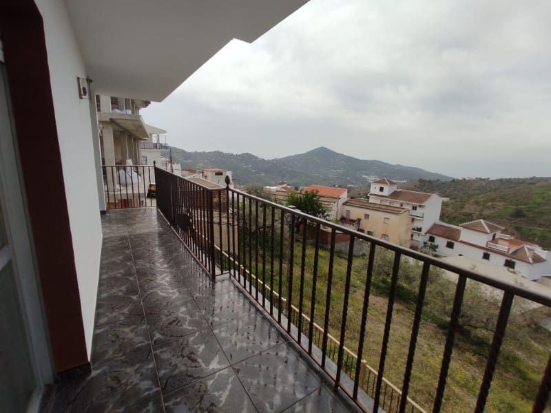 3 soveværelse Byhus til leje i Sayalonga med garage - € 700 (Ref: 8181961)