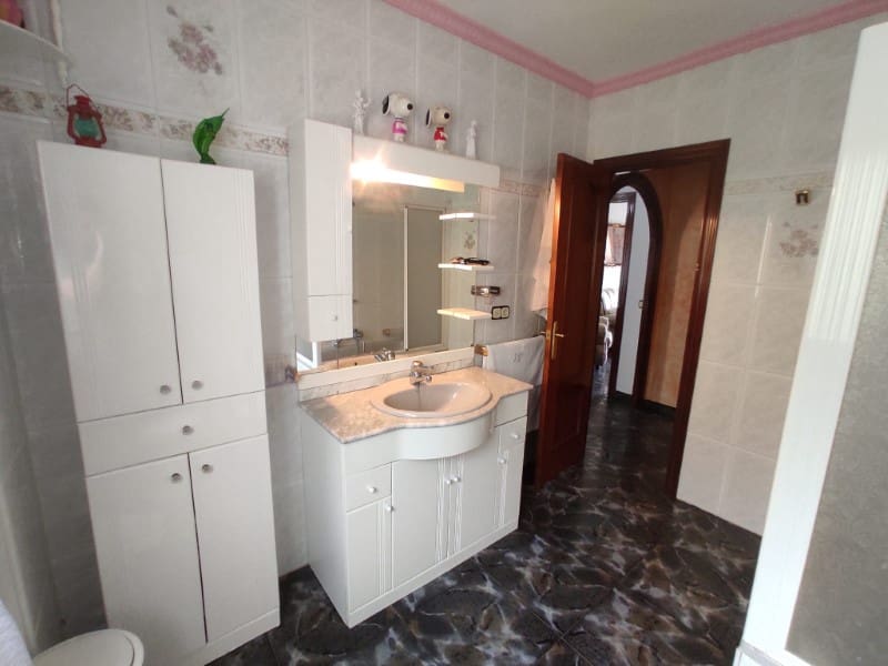 3 soveværelse Byhus til leje i Sayalonga med garage - € 700 (Ref: 8181961)