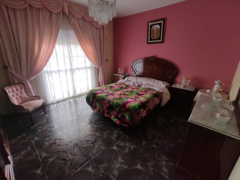 3 soveværelse Byhus til leje i Sayalonga med garage - € 700 (Ref: 8181961)