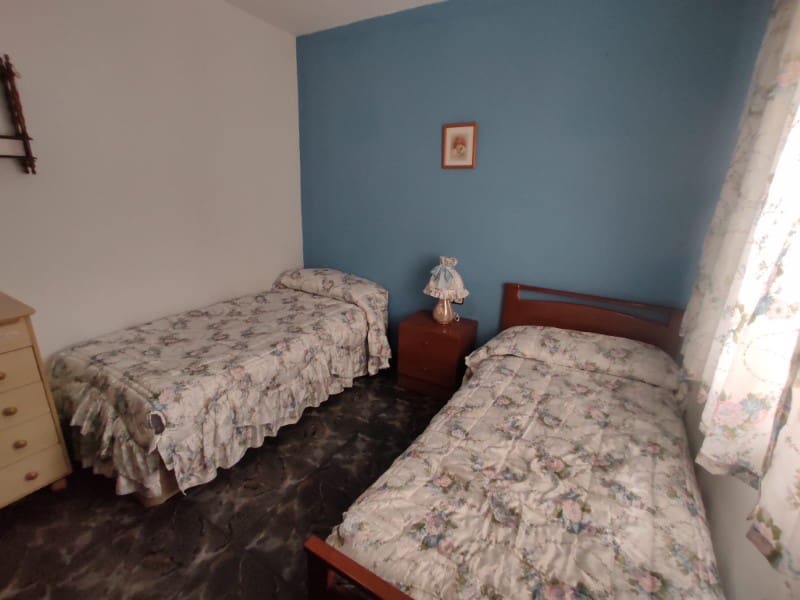 3 soveværelse Byhus til leje i Sayalonga med garage - € 700 (Ref: 8181961)