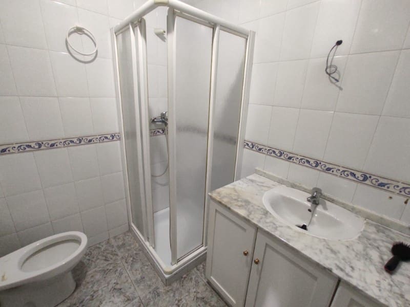 3 soveværelse Byhus til leje i Sayalonga med garage - € 700 (Ref: 8181961)