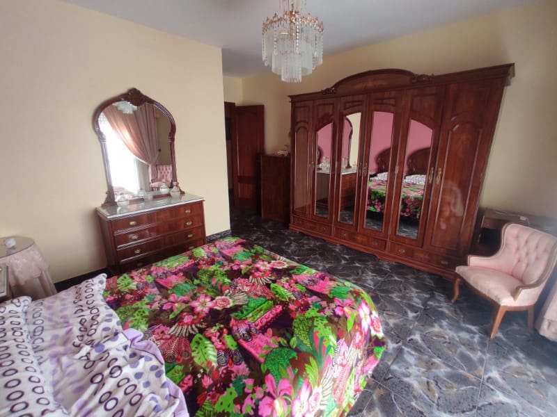 3 soveværelse Byhus til leje i Sayalonga med garage - € 700 (Ref: 8181961)