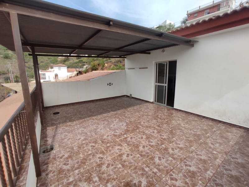 3 soveværelse Byhus til leje i Sayalonga med garage - € 700 (Ref: 8181961)