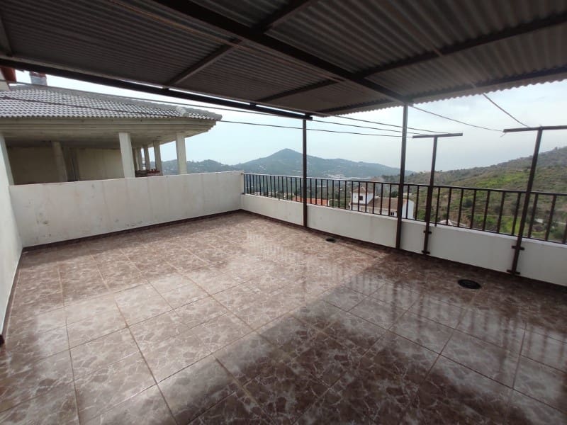 3 soveværelse Byhus til leje i Sayalonga med garage - € 700 (Ref: 8181961)