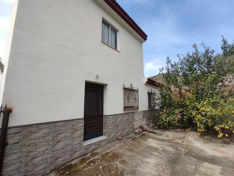 3 soveværelse Byhus til leje i Sayalonga med garage - € 700 (Ref: 8181961)