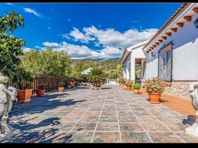 Finca/Landehus til leje i Canillas de Albaida med swimmingpool - € 1.700 (Ref: 9282508)