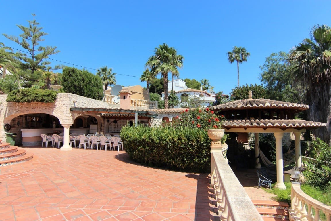 Chalet de 8 habitaciones en Benissa en venta con piscina garaje - 995.000 € (Ref: 10059739)