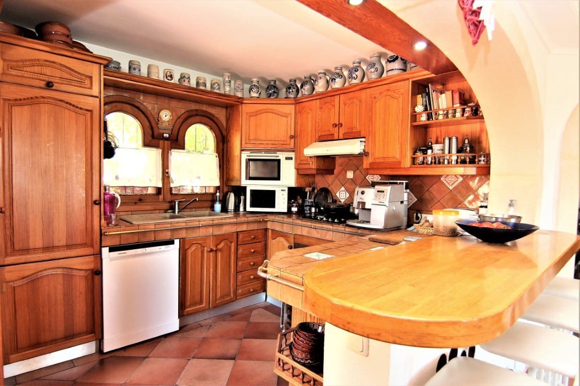 Chalet de 8 habitaciones en Benissa en venta con piscina garaje - 995.000 € (Ref: 10059739)