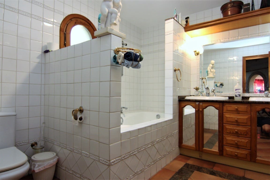 Chalet de 8 habitaciones en Benissa en venta con piscina garaje - 995.000 € (Ref: 10059739)