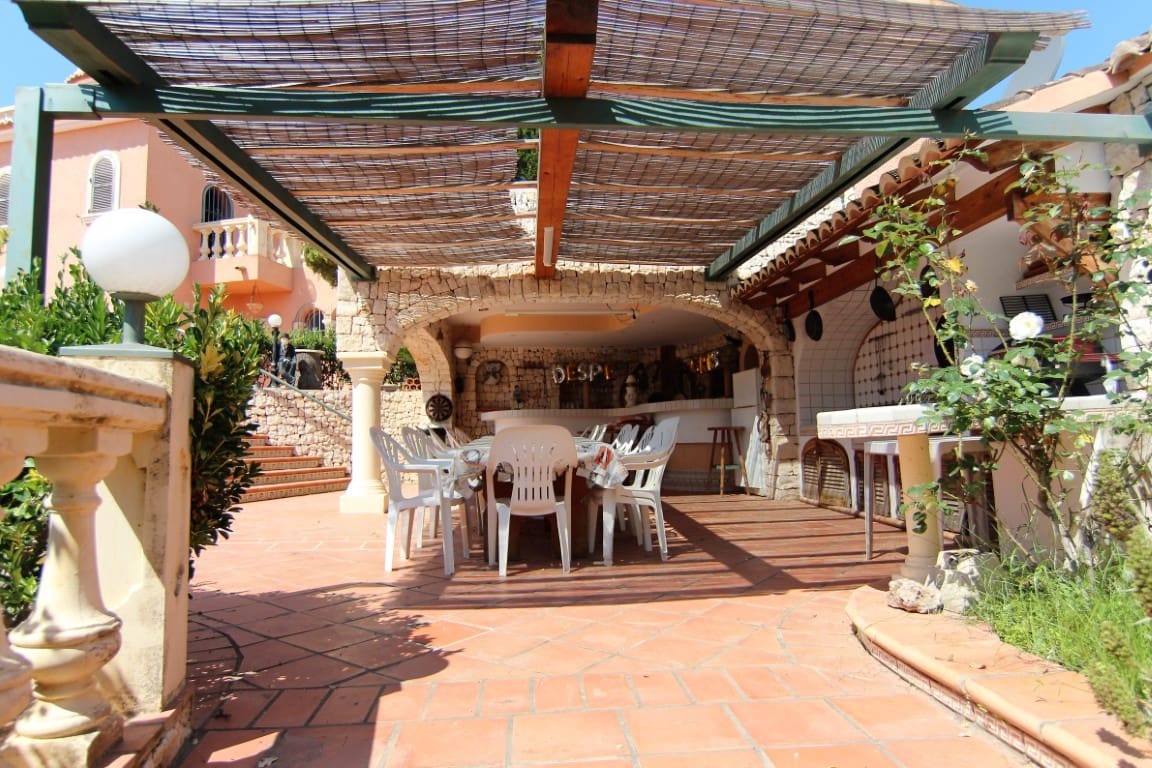Chalet de 8 habitaciones en Benissa en venta con piscina garaje - 995.000 € (Ref: 10059739)