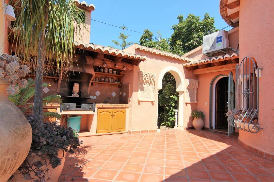 Chalet de 8 habitaciones en Benissa en venta con piscina garaje - 995.000 € (Ref: 10059739)