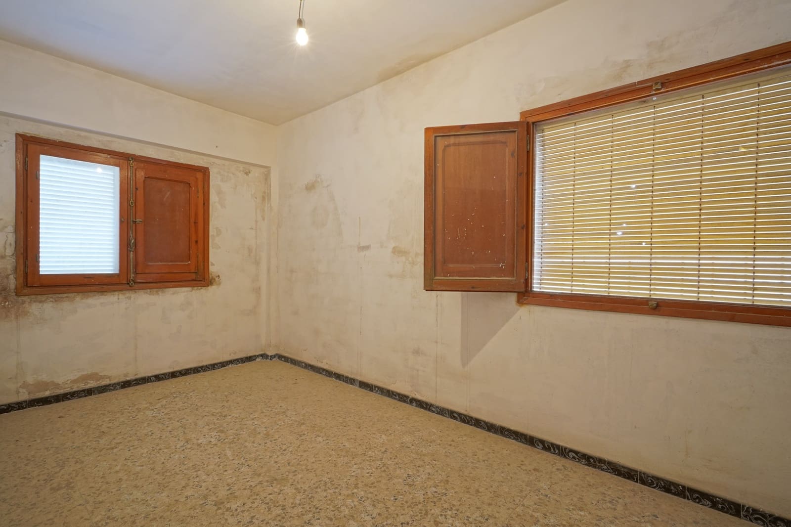 7 bedroom Semi-detached Villa for sale in Benissa with garage - € 360,000 (Ref: 10059829)