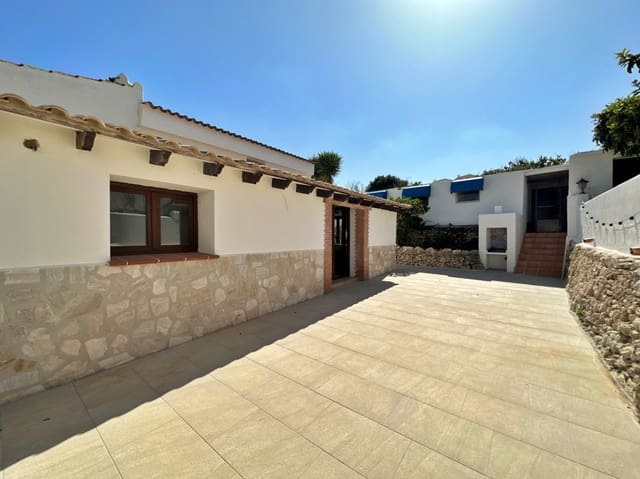6 bedroom Villa for sale in Moraira, Teulada-Moraira - € 595,000 (Ref: 7837196)