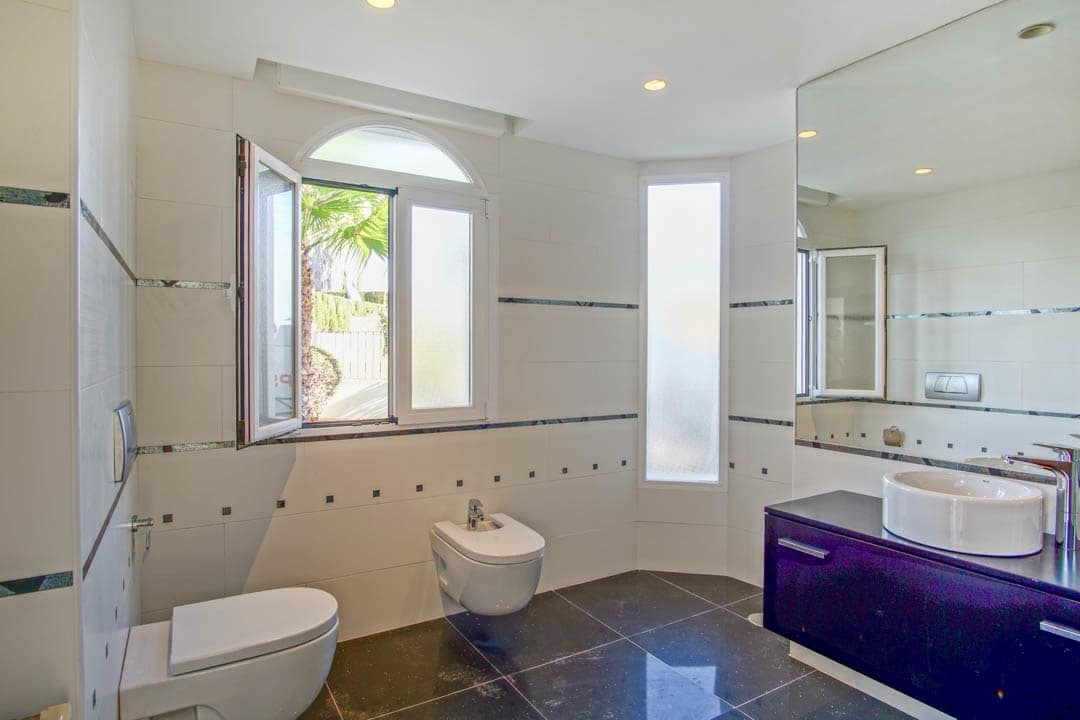 5 bedroom Villa for sale in Alfaz del Pi / L'Alfas del Pi with pool - € 1,600,000 (Ref: 8562818)