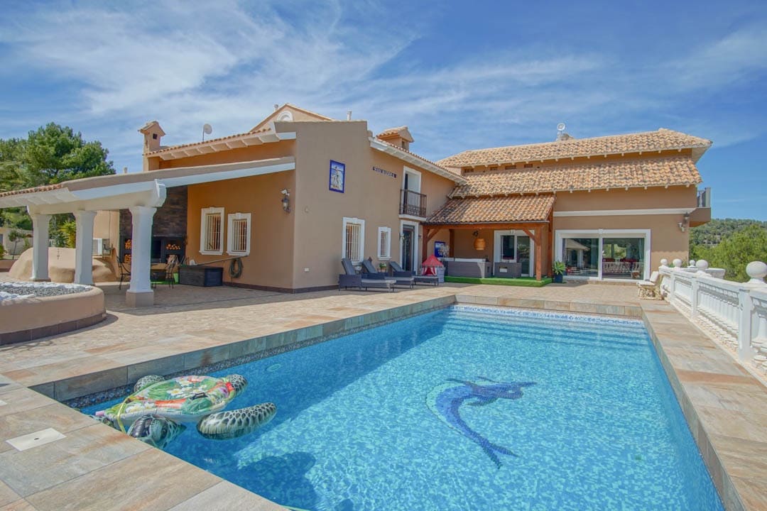 Chalet de 8 habitaciones en La Nucia en venta con piscina - 2.500.000 € (Ref: 8562865)