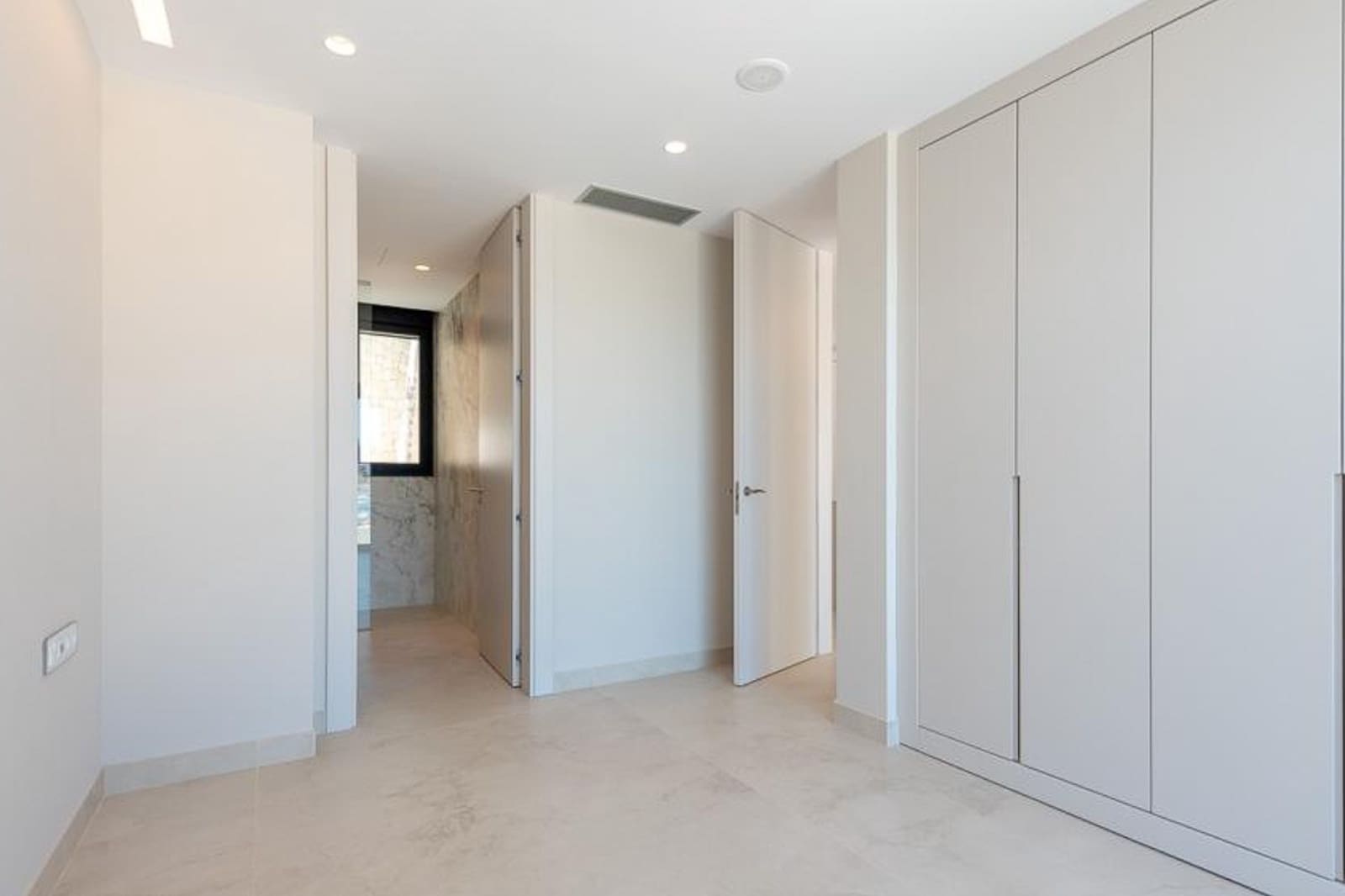 3 slaapkamer Appartement te koop in Benidorm met zwembad - € 1.650.000 (Ref: 8888867)