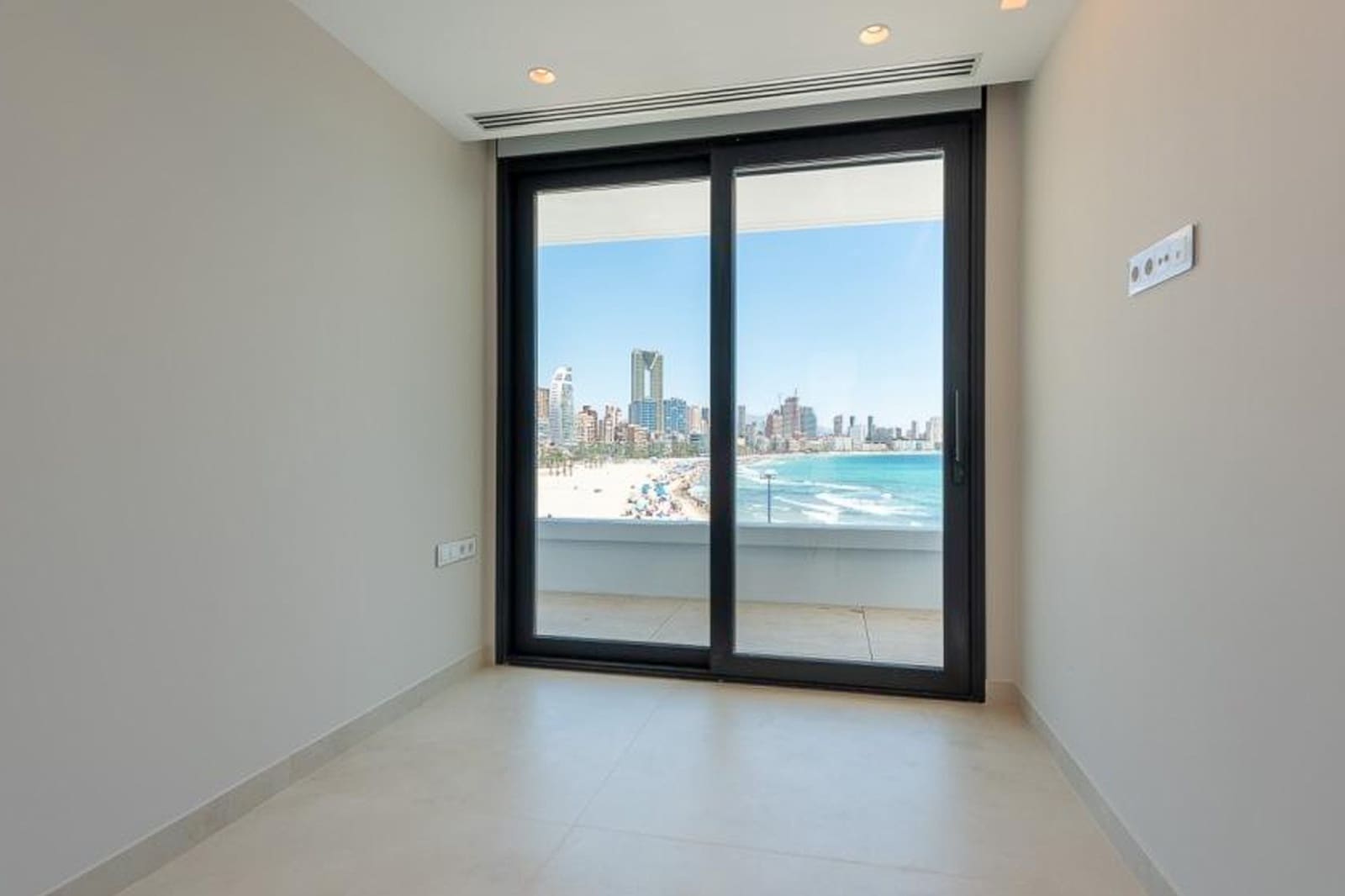 3 slaapkamer Appartement te koop in Benidorm met zwembad - € 1.650.000 (Ref: 8888867)