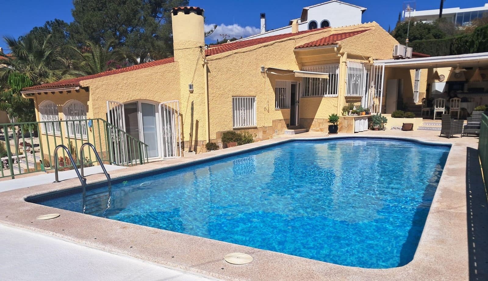 4 bedroom Villa for sale in Altea with pool garage - € 595,000 (Ref: 8944995)