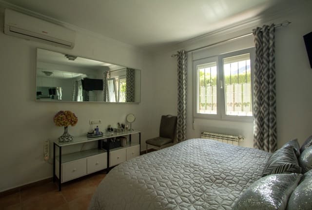 Chalet de 3 habitaciones en Dénia en venta con piscina garaje - 595.000 € (Ref: 9069186)