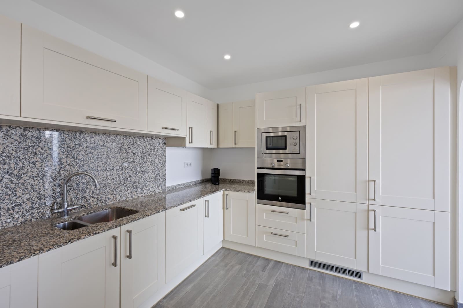 5 bedroom Villa for sale in Moraira with pool garage - € 1,200,000 (Ref: 9141889)