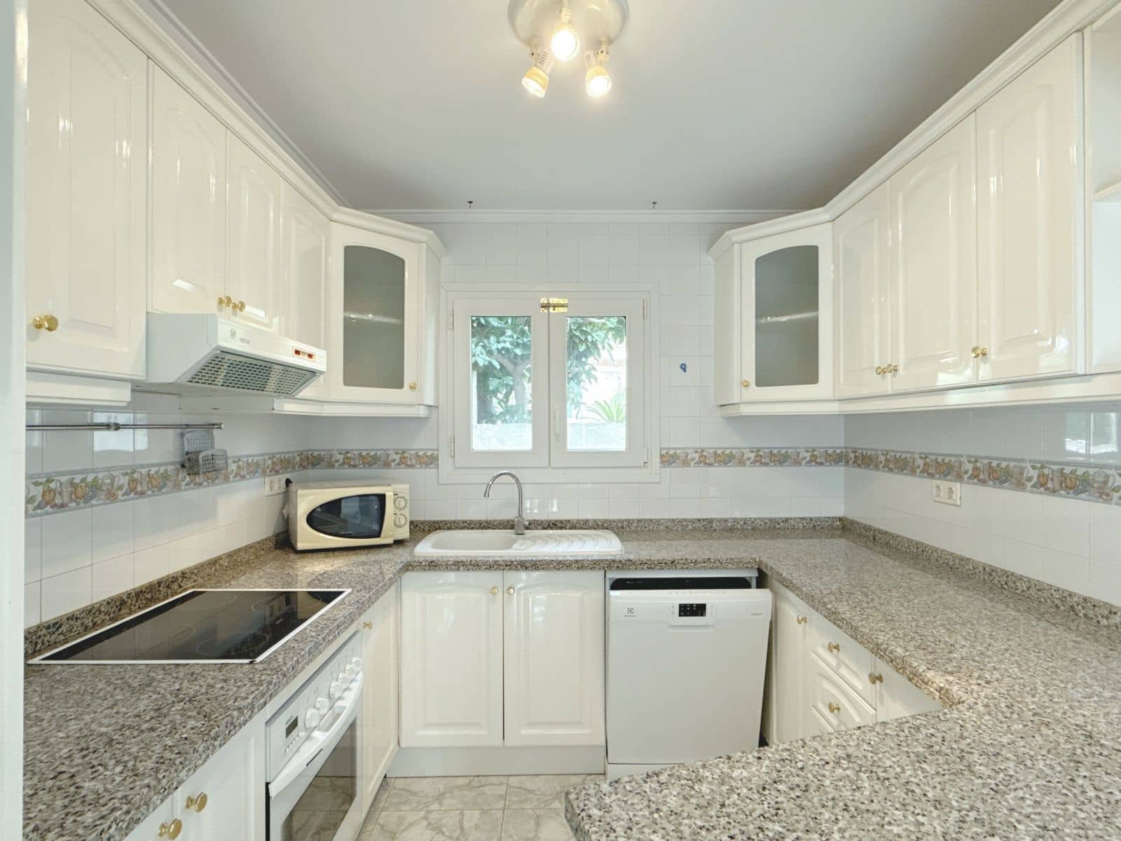 3 bedroom Villa for sale in Moraira with pool garage - € 670,000 (Ref: 9146665)