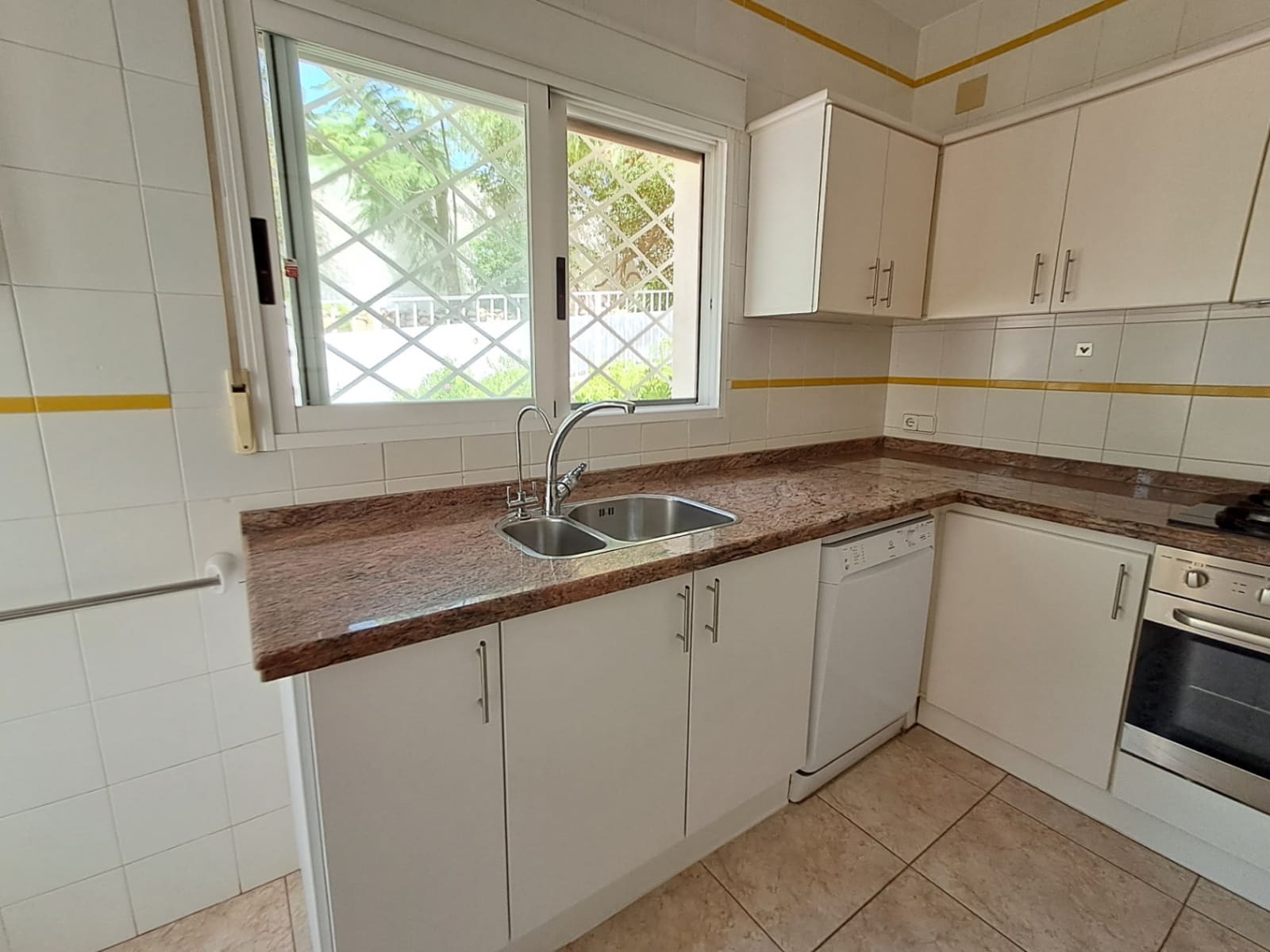 4 bedroom Villa for rent in Alhama Springs with pool garage - € 2,200 (Ref: 9161835)