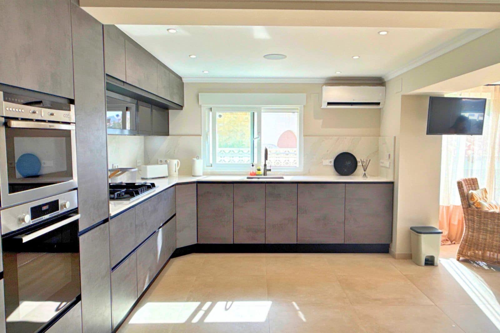 4 bedroom Villa for rent in Calpe / Calp with pool garage - € 4,500 (Ref: 9293548)
