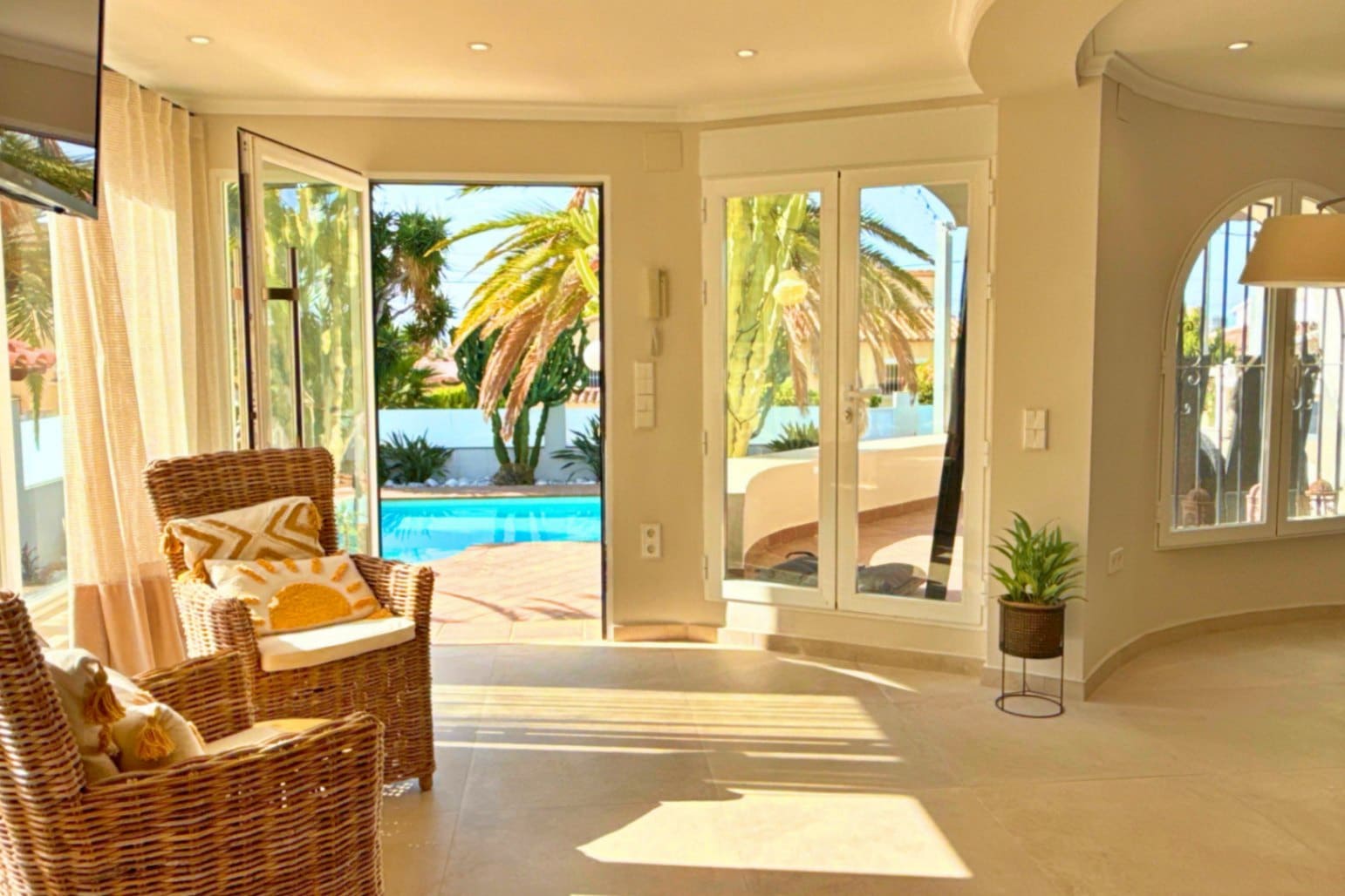4 bedroom Villa for rent in Calpe / Calp with pool garage - € 4,500 (Ref: 9293548)