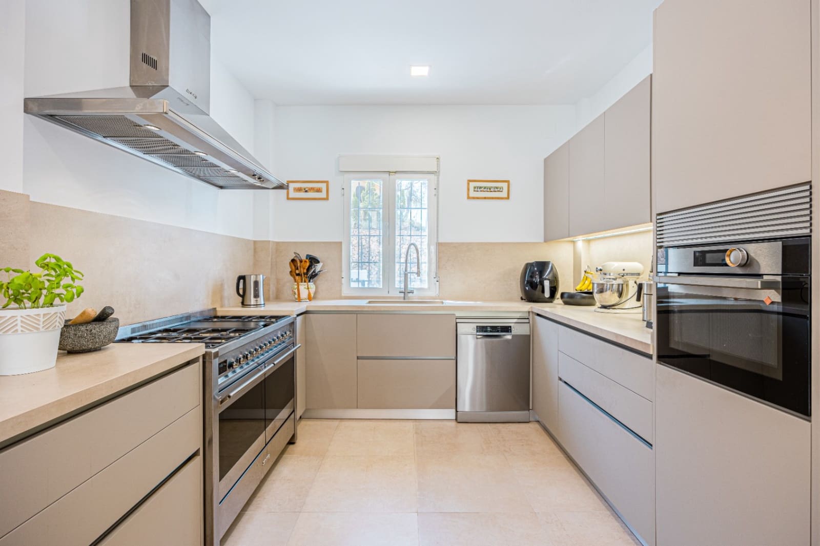 4 bedroom Villa for sale in Altea la Vella with pool garage - € 1,295,000 (Ref: 9328335)