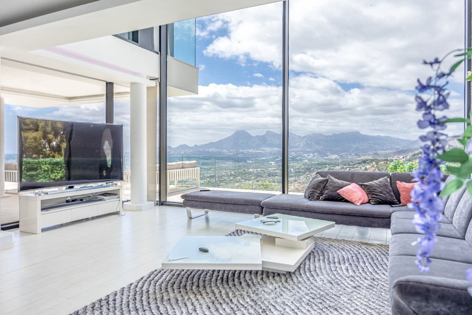 6 bedroom Villa for sale in Altea with pool garage - € 2,700,000 (Ref: 9328352)