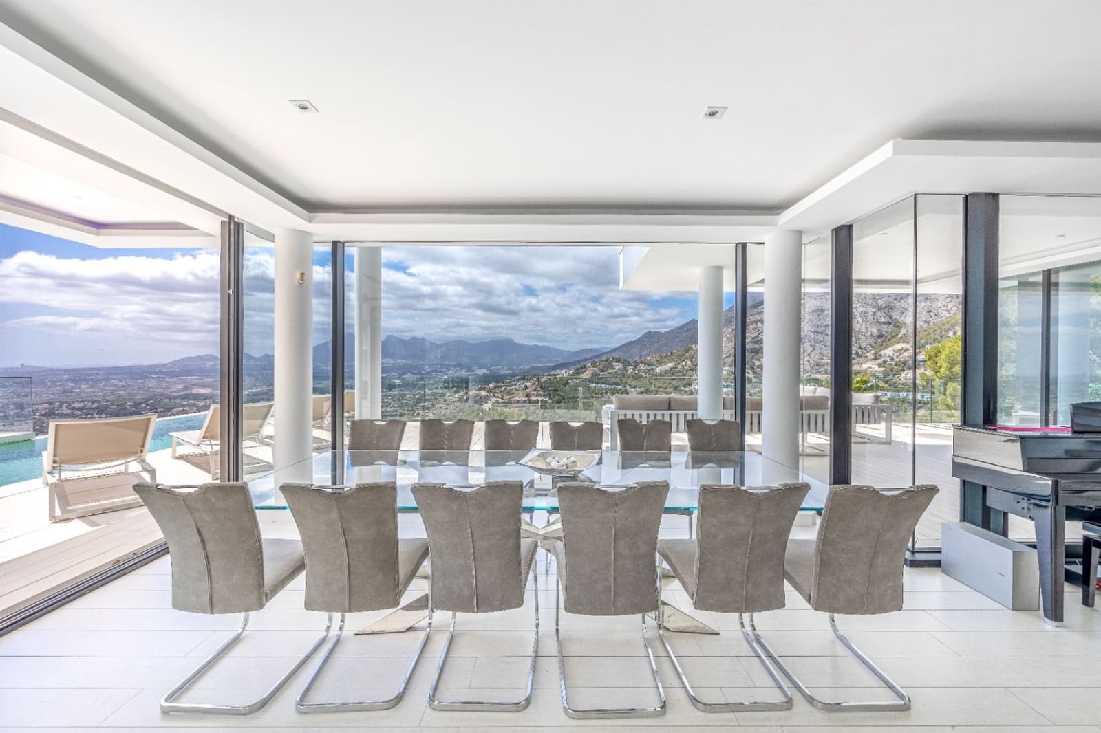 6 bedroom Villa for sale in Altea with pool garage - € 2,700,000 (Ref: 9328352)