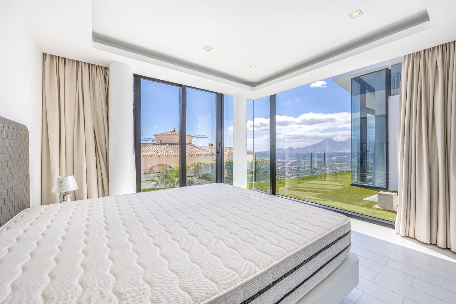 6 bedroom Villa for sale in Altea with pool garage - € 2,700,000 (Ref: 9328352)