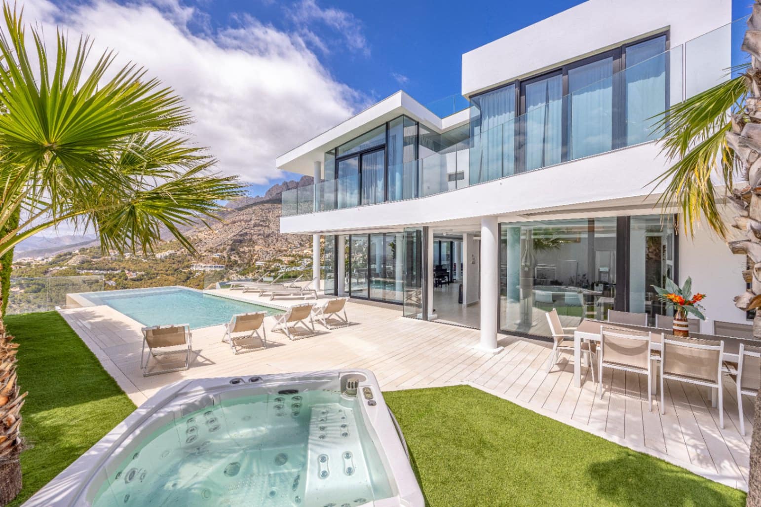 6 bedroom Villa for sale in Altea with pool garage - € 2,700,000 (Ref: 9328352)