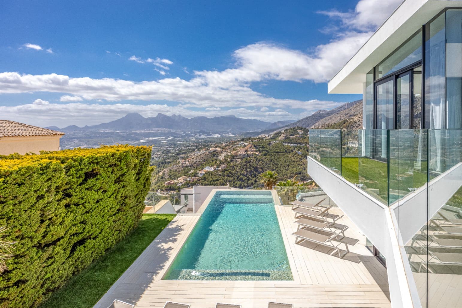 6 bedroom Villa for sale in Altea with pool garage - € 2,700,000 (Ref: 9328352)