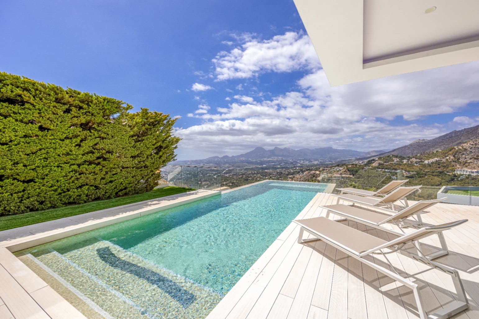 6 bedroom Villa for sale in Altea with pool garage - € 2,700,000 (Ref: 9328352)
