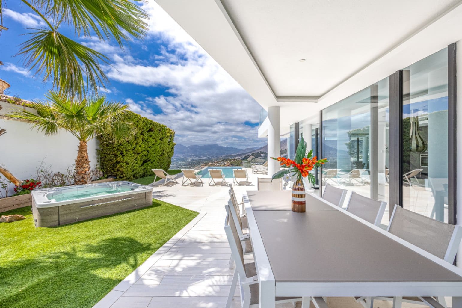 6 bedroom Villa for sale in Altea with pool garage - € 2,700,000 (Ref: 9328352)