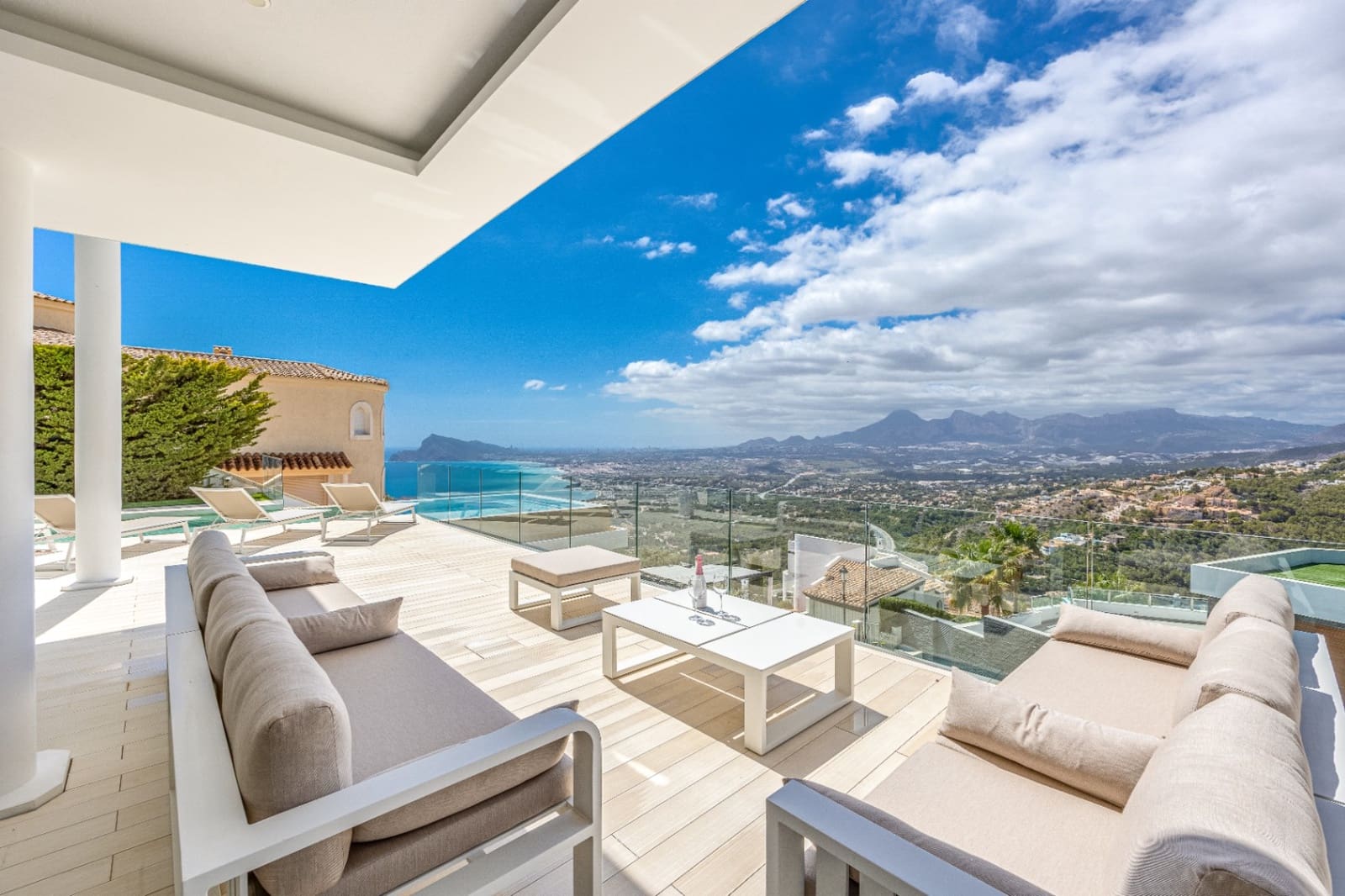 6 bedroom Villa for sale in Altea with pool garage - € 2,700,000 (Ref: 9328352)