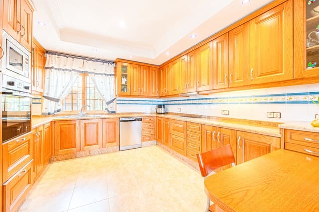 6 bedroom Villa for sale in Alhama Springs, Altea with pool garage - € 1,800,000 (Ref: 9328353)