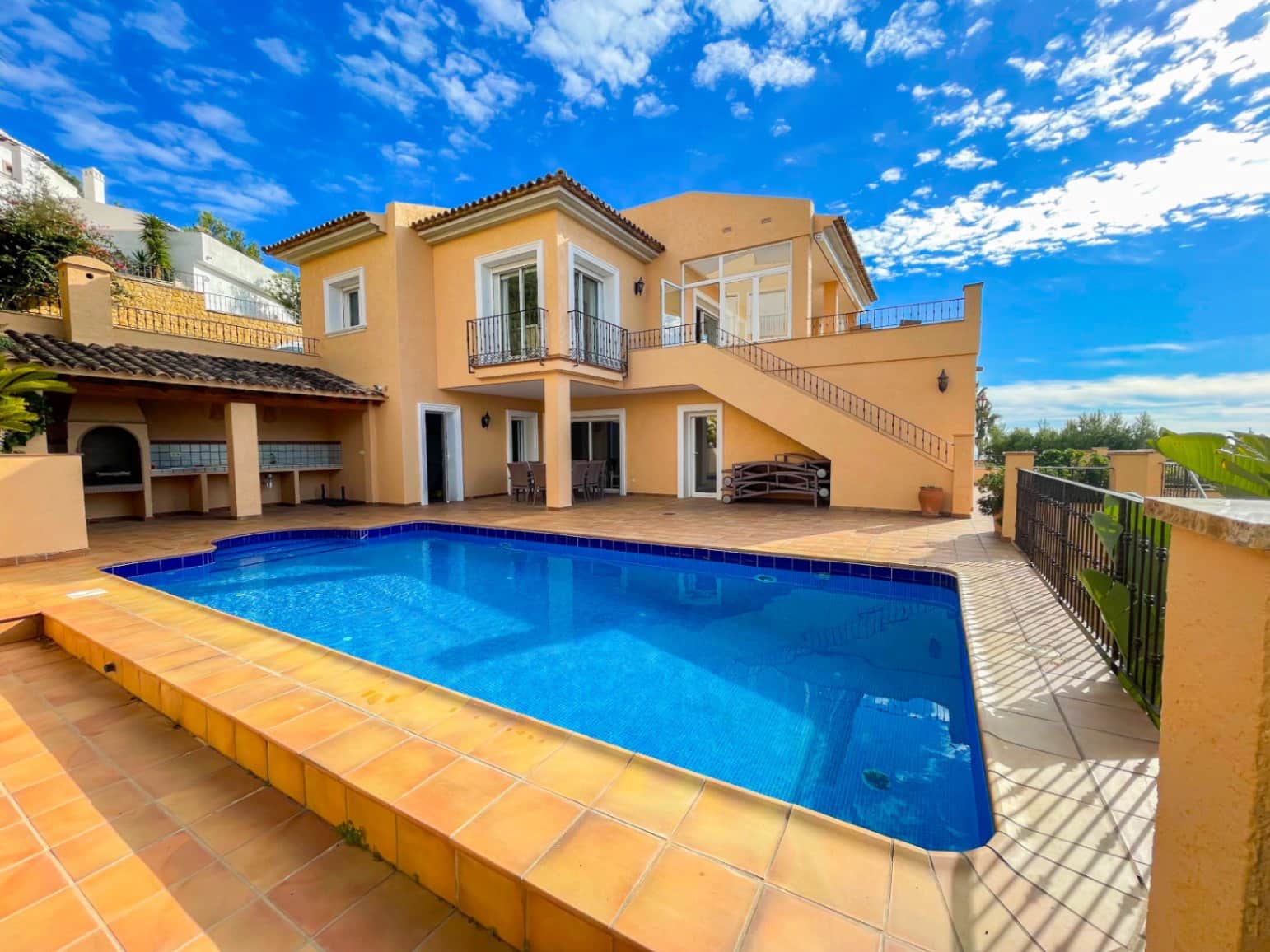 5 bedroom Villa for sale in Altea with pool garage - € 1,600,000 (Ref: 9328362)