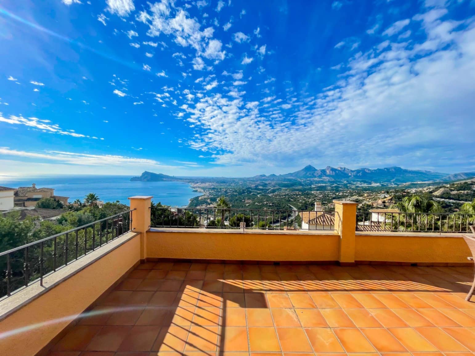 5 bedroom Villa for sale in Altea with pool garage - € 1,600,000 (Ref: 9328362)