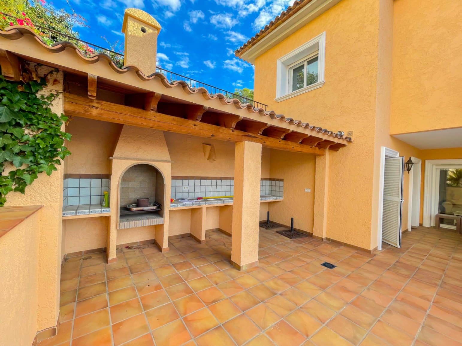 5 bedroom Villa for sale in Altea with pool garage - € 1,600,000 (Ref: 9328362)