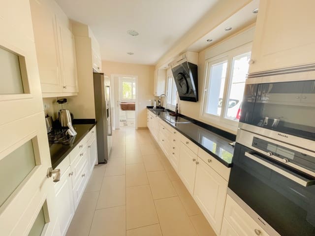 5 bedroom Villa for sale in Altea with pool garage - € 1,600,000 (Ref: 9328362)