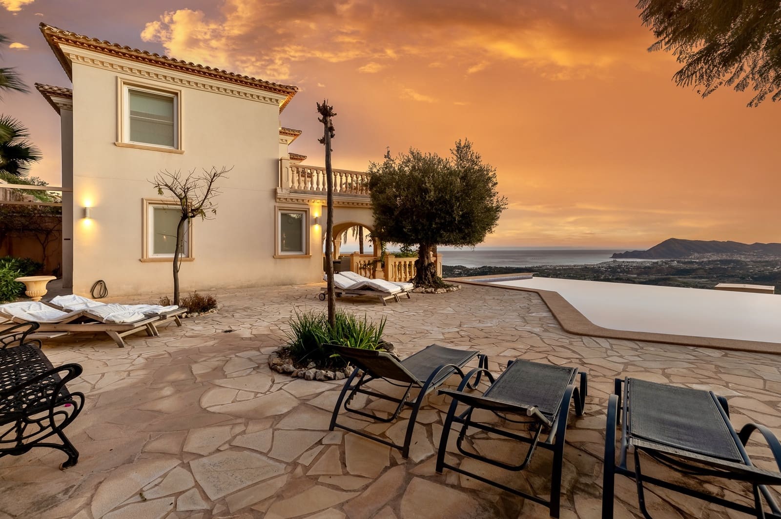 9 bedroom Villa for sale in Altea with pool garage - € 2,950,000 (Ref: 9328366)