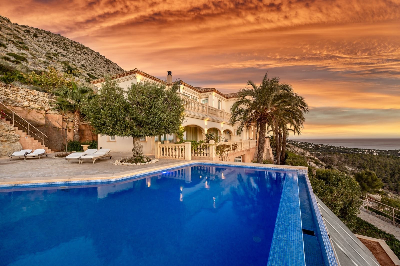 9 bedroom Villa for sale in Altea with pool garage - € 2,950,000 (Ref: 9328366)