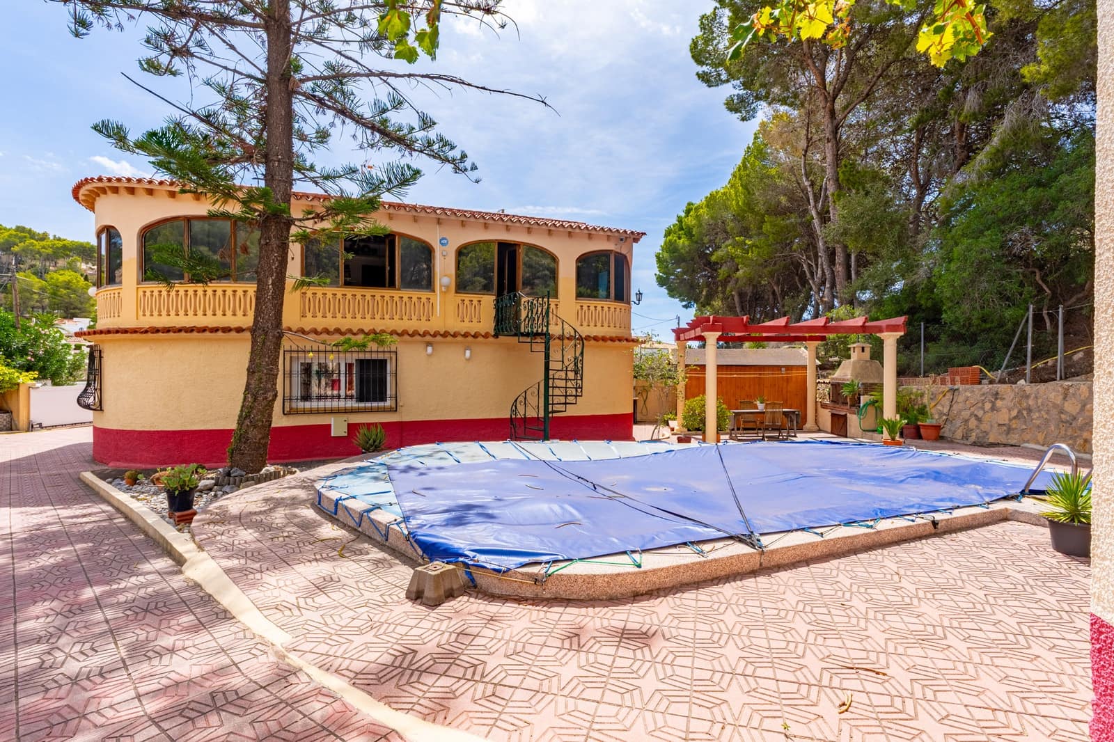 4 bedroom Villa for sale in Altea with pool garage - € 420,000 (Ref: 9328394)