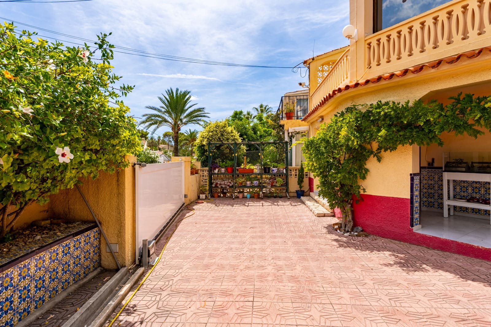 4 bedroom Villa for sale in Altea with pool garage - € 420,000 (Ref: 9328394)