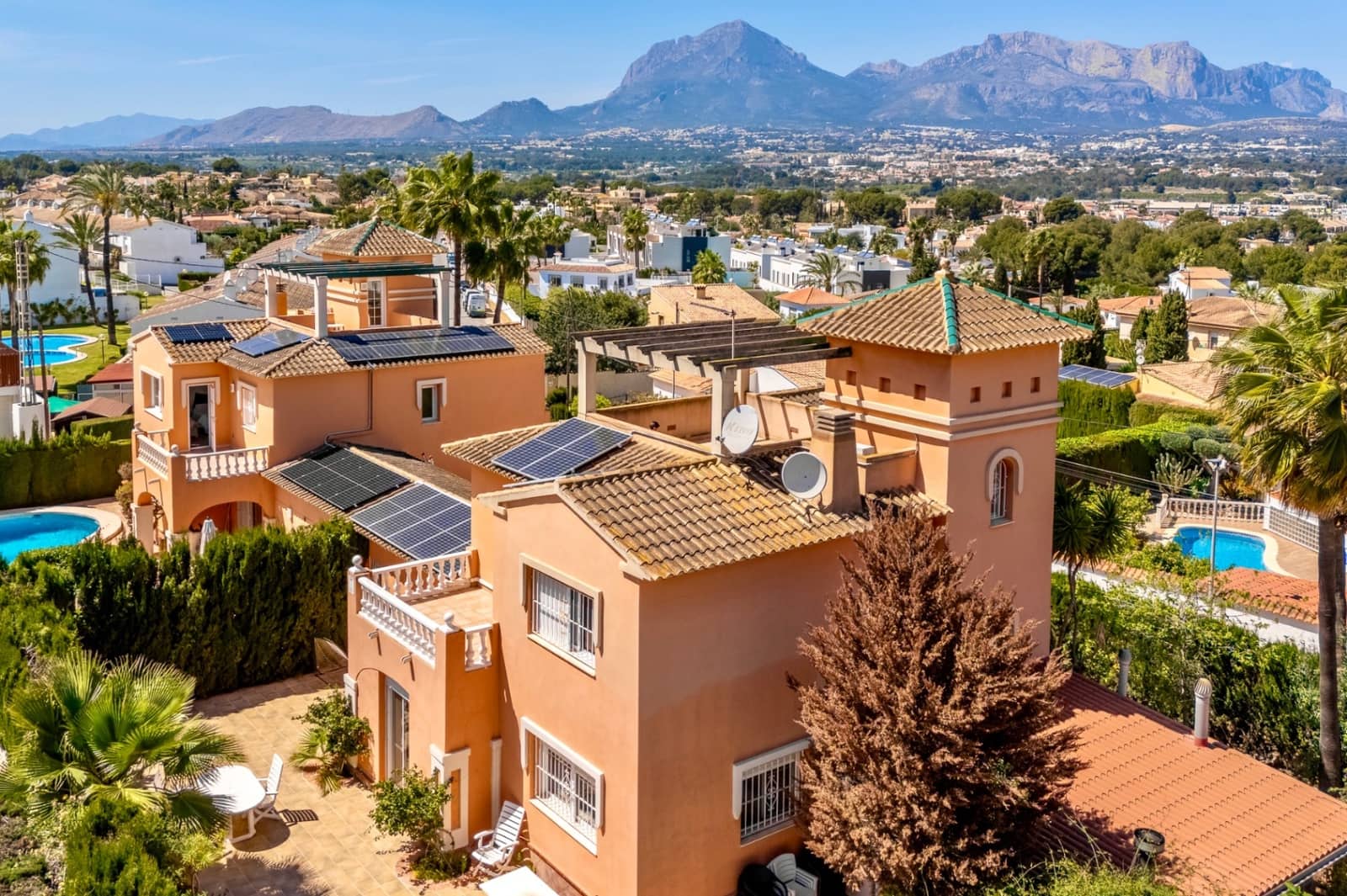 4 bedroom Villa for sale in Albir with pool garage - € 660,000 (Ref: 9328404)